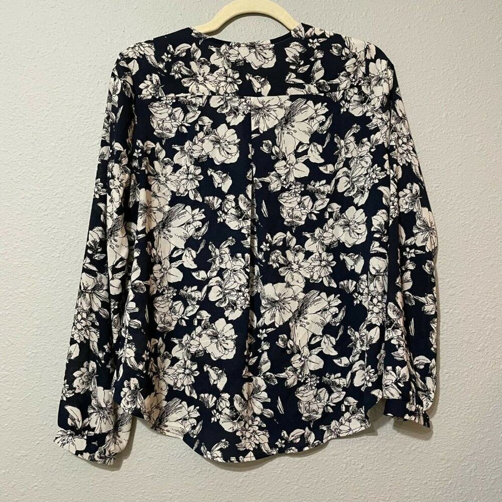 ASTR Womens Blue White Floral V Neck Long Sleeve Pleated Blouse Top Size Small - Picture 3 of 10